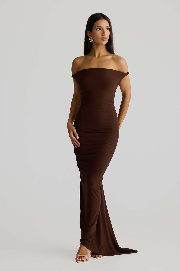 Dame Elegant skåret aftenkjole med off-shoulder design og raffinerede draperinger Skovae