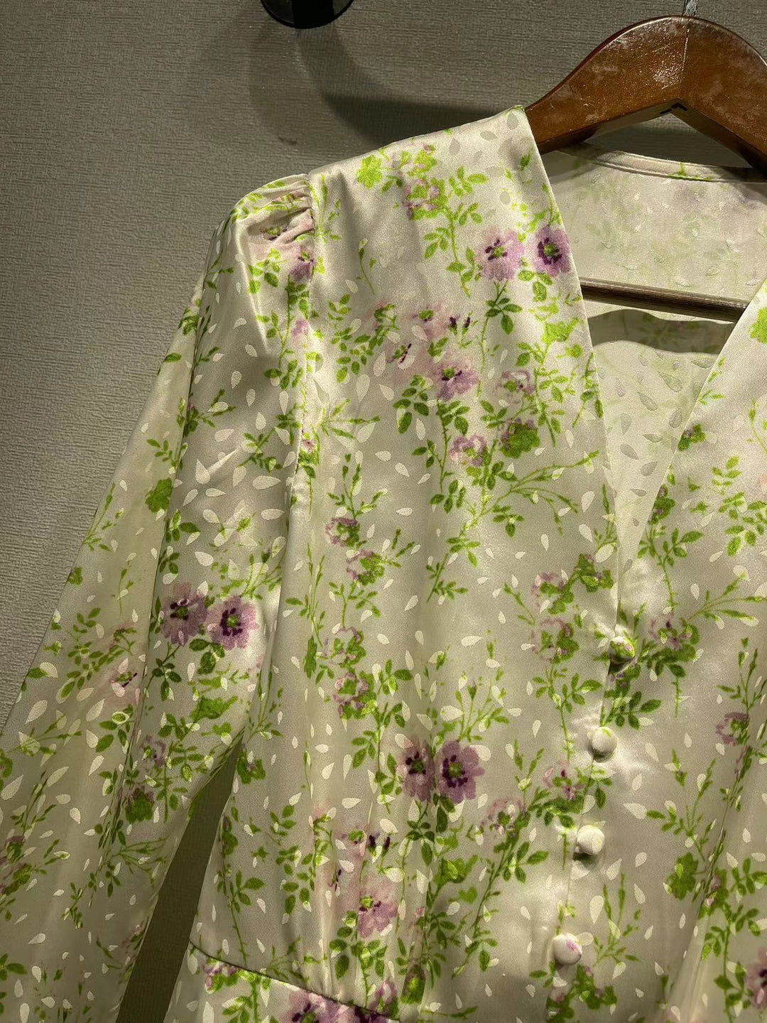 Damebluse med blomsterprint og elegant V-hals Stilla