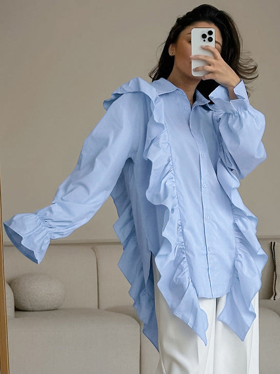 Damebluse med voluminøse rufflesdetaljer og elegante pufærmer Stilla