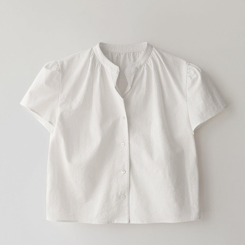 Dame kortærmet bluse med elegant stående krave og moderne plisseringer Stilla
