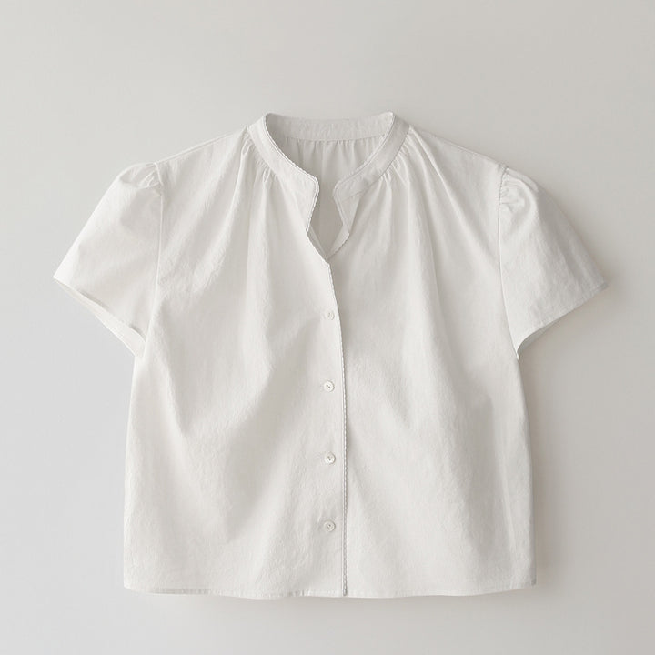 Dame kortærmet bluse med elegant stående krave og moderne plisseringer Stilla