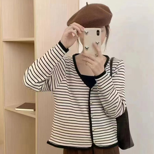 Damer stribet cardigan med elegante knapper og moderne V-hals