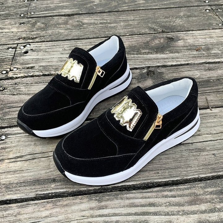 Dame Sportliche Slip-On Sneakers med stilfuld guldaccent og behageligt dæmpningssystem Stilla