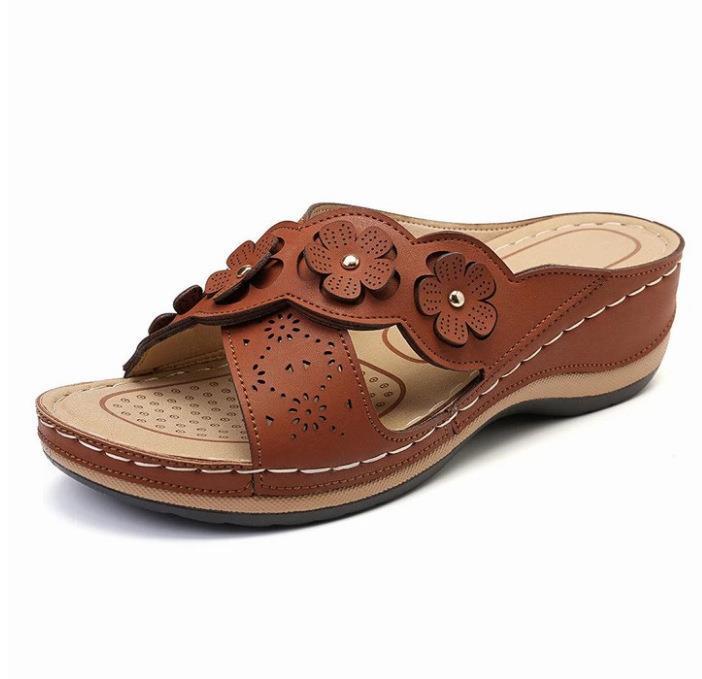 Dame Wedge-Pantoletten med blomsterapplikation og ergonomisk fodseng Stilla