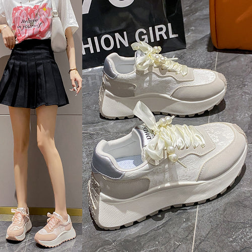 Dame Sporty Plateau-Sneakers med elegante satin-snørebånd og floral overfladestruktur Stilla