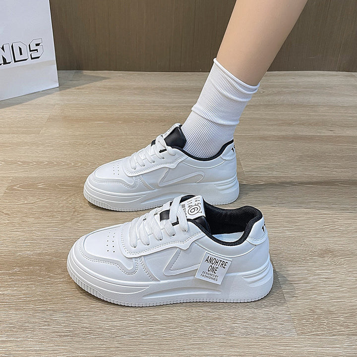 Dame sneakers i sporty design med polstret sål og innovative detaljer Stilla
