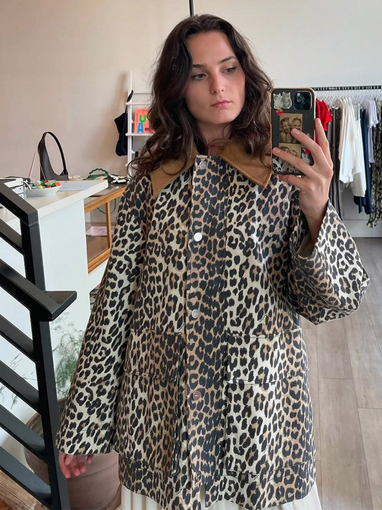 Dame mode leopardjakke med funktionelle lommer og ombukkelig krave Stilla