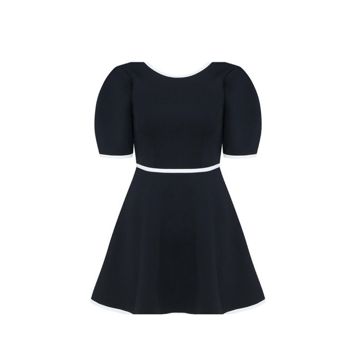 Dame elegant svømme dragt med fashionable accenter og feminint snit Stilla