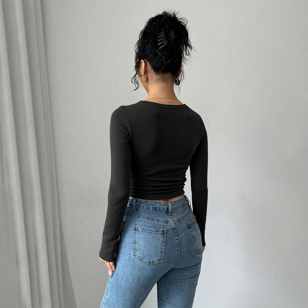 Kvinders langærmet cropped top med elegant knap-udsmykket front Stilla