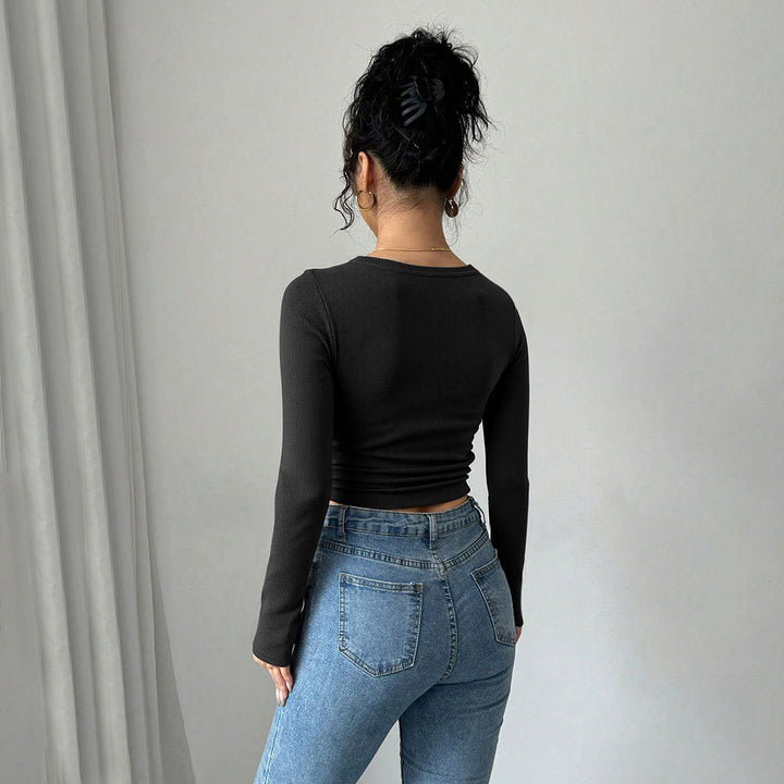 Kvinders langærmet cropped top med elegant knap-udsmykket front Stilla