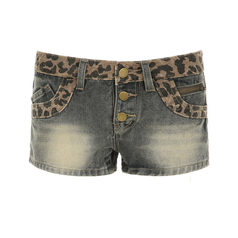 Dame shorts i moderigtigt leopardmønster med dekorative knapdetaljer Skovae