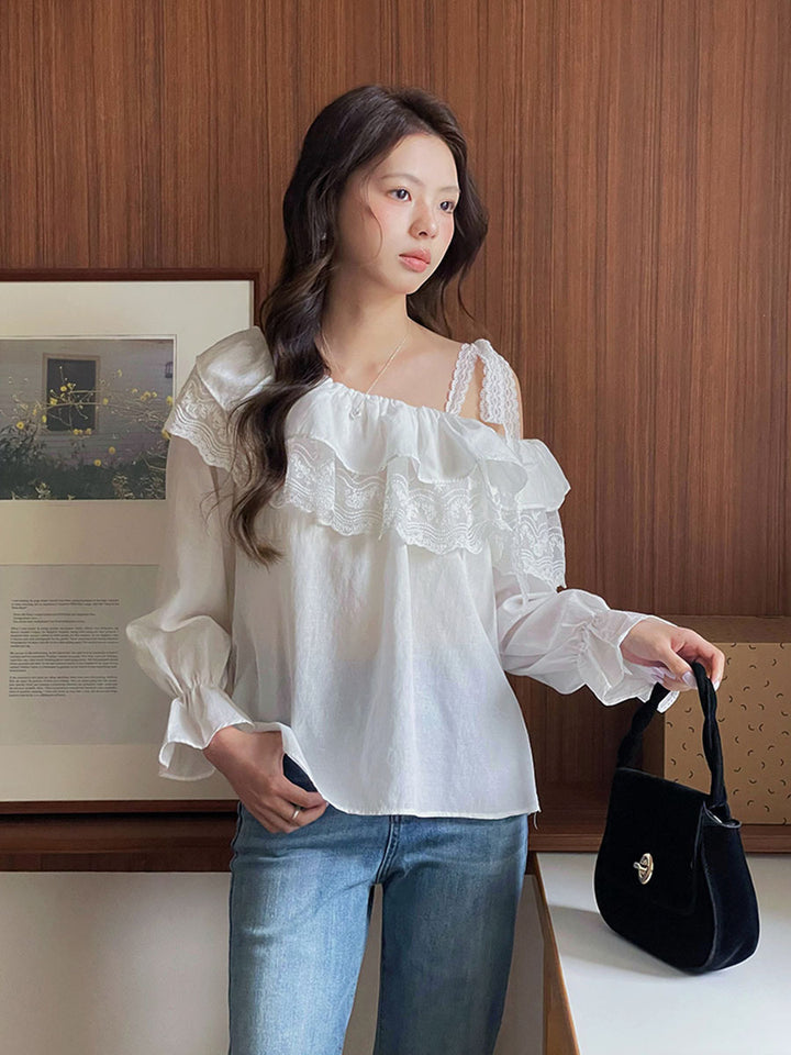 Damebluse med elegante rynker og delikate spidsaccentuer Stilla