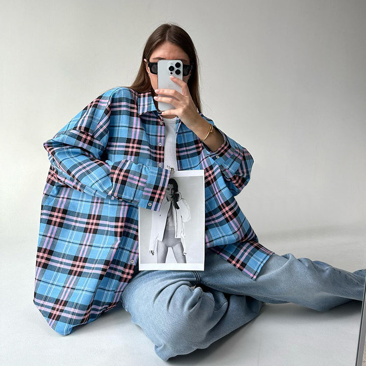 Dame Oversized Skjorte i ternet design med casual snit, lange ærmer og praktiske brystlommer Stilla