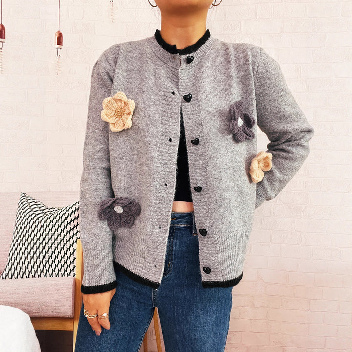 Dame cardigan med blomsterapplikationer og hjerteknapper Stilla