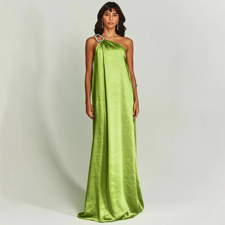 Dame Elegant off-shoulder aftenkjole med flydende stof og glitrende broche Stiila