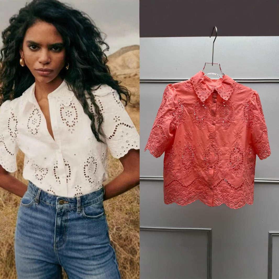 Damebluse med kunstnerisk hulmønster og elegant høj krave Stilla