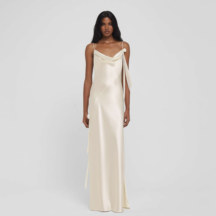 Dame Elegant aftenkjole med asymmetrisk design og flydende stof Stilla