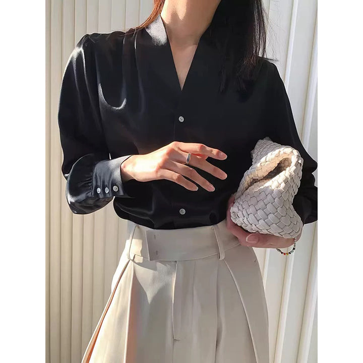 Dame elegant silke bluse med V-hals og fine knapdetaljer Stilla
