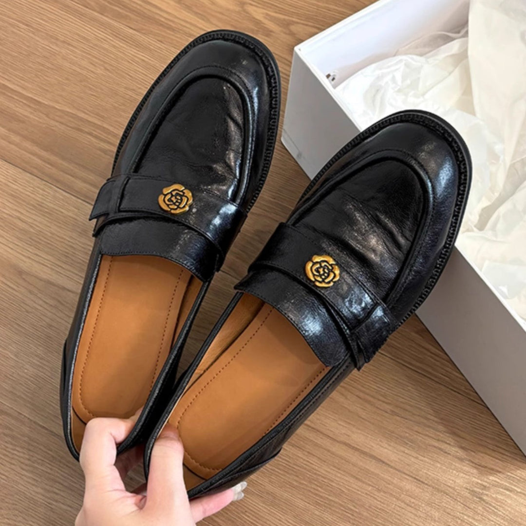 Dame elegante klumpet slippers med dekorativt gyldent accent Stilla