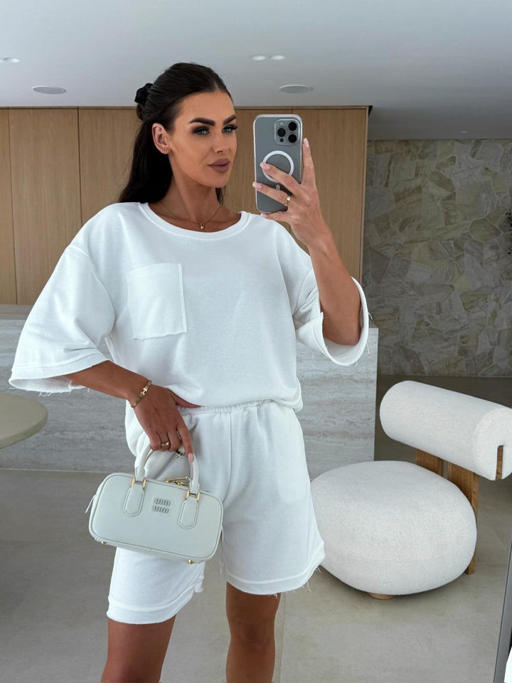 Kvinders afslappede loungedragt med oversized top og komfortable shorts