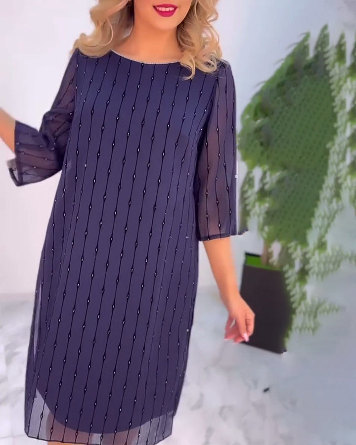 Dame nan elegant chiffon midikjole med vertikale paillet- og perleapplikationer samt gennemsigtige trekvartærmer Skovae