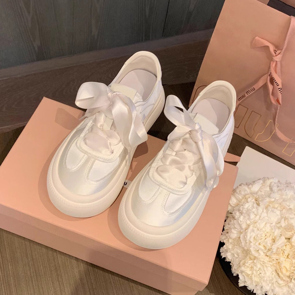 Dame sneakers med elegant satinrem og komfortabel sål Stilla