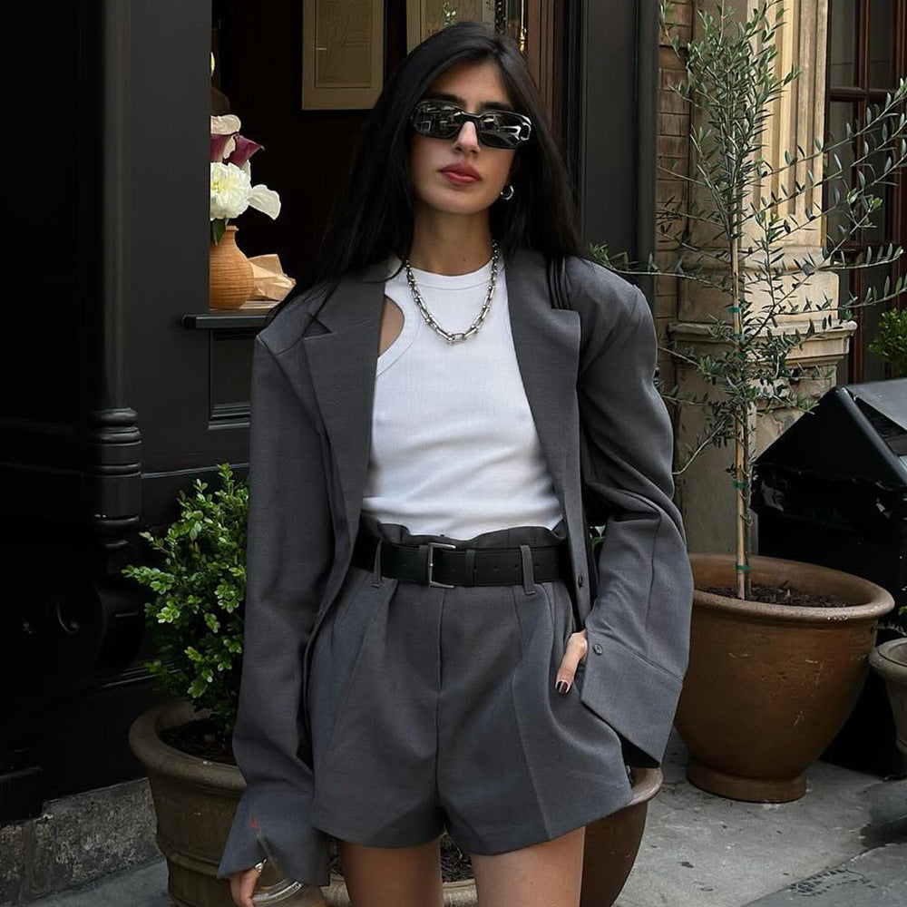 Kvindernes stilfulde blazer med bælte og shorts Stilla