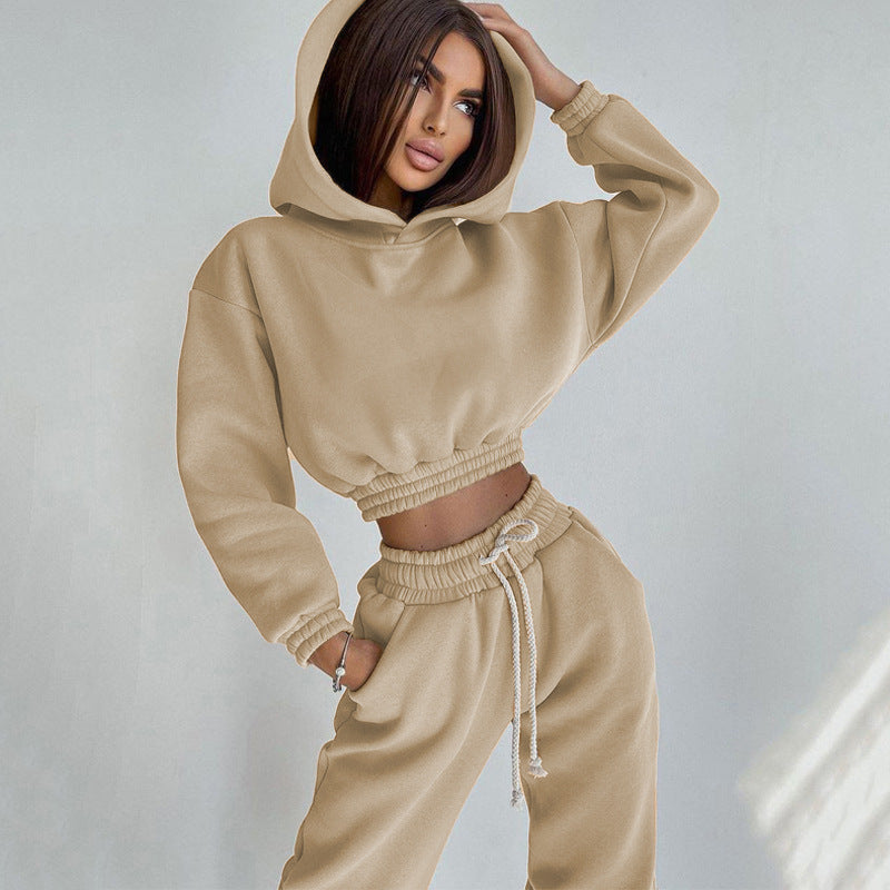Kvindernes cropped hoodie og casual joggers i afslappet fit Skovae