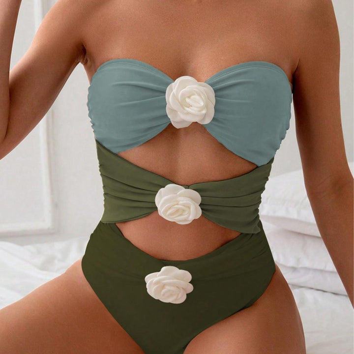 Dame bandeau badedragt med elegante rynker og florale accenter Skovae