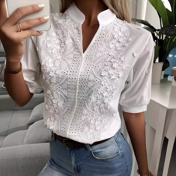 Damebluse med florale broderier og knapliste Stilla