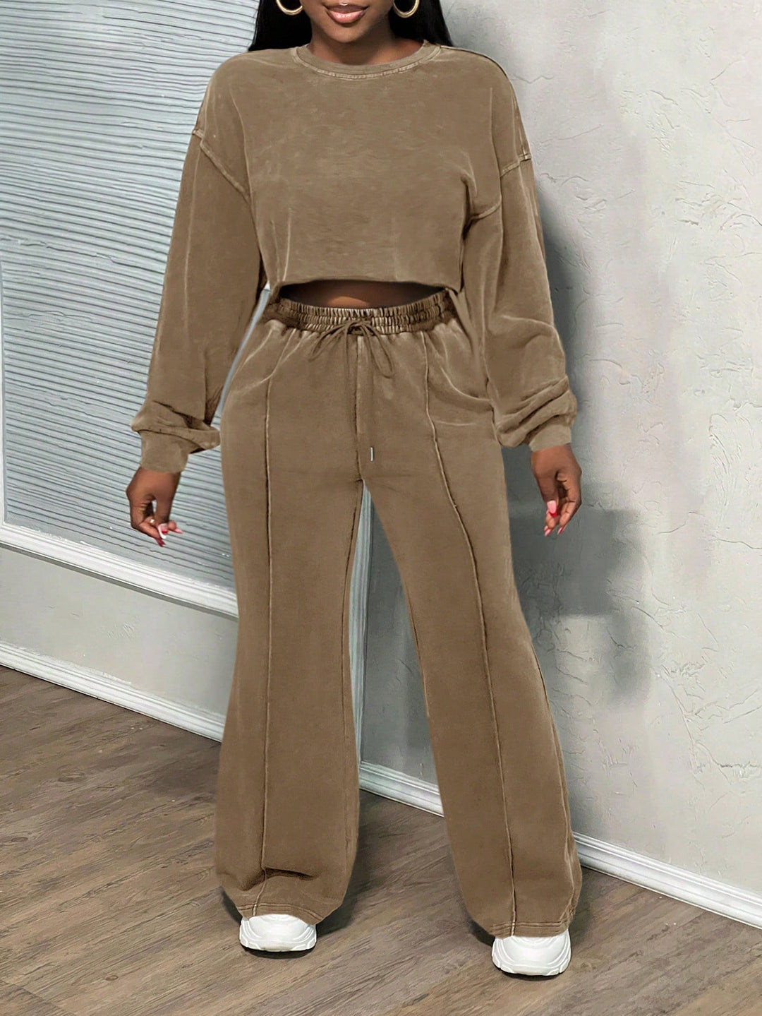 Kvindernes cropped loungewear sæt med brede benbukser og høj talje Skovae