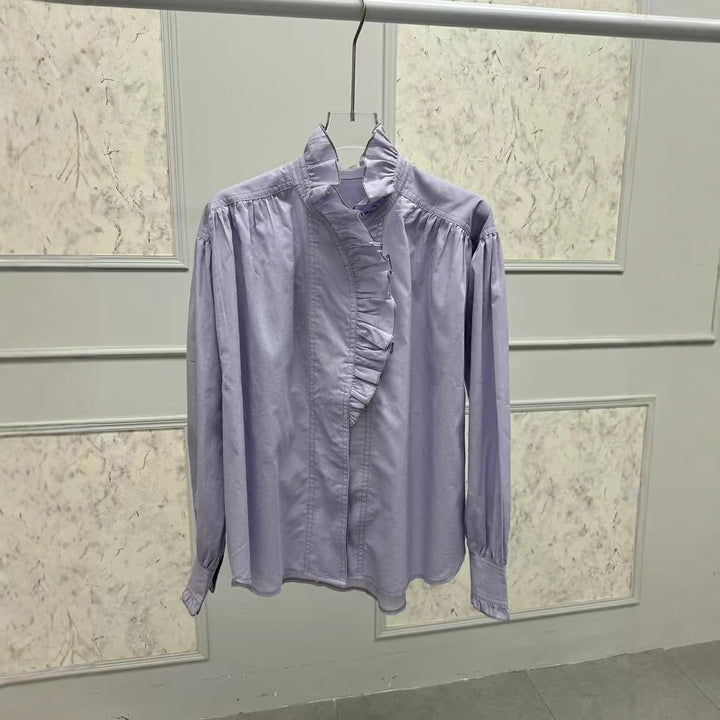 Damebluse med elegante flæsedetaljer og højhalset krave Stilla