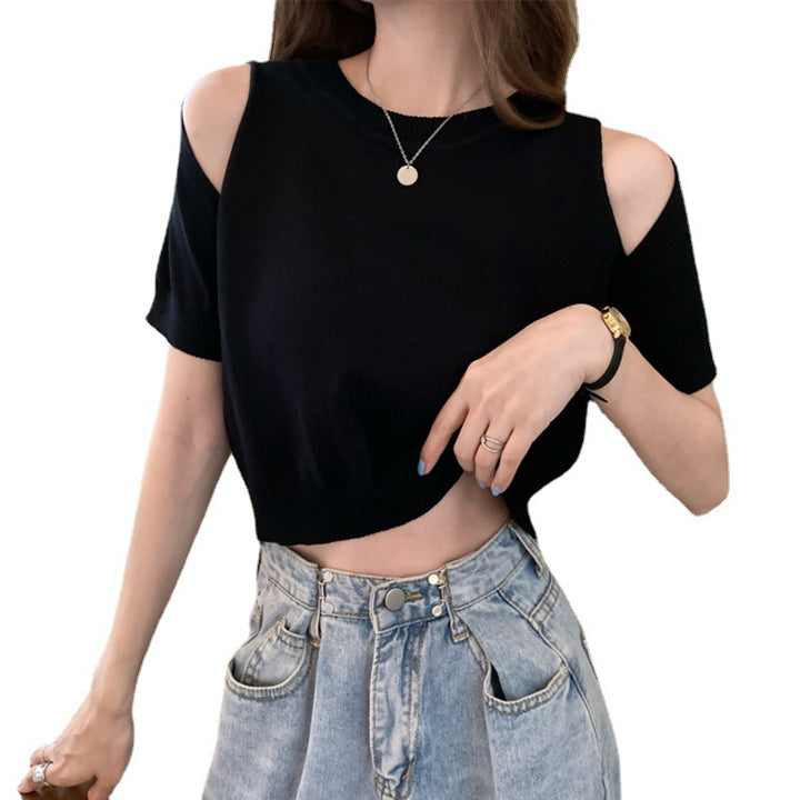 Kvinders cropped top med off-shoulder design og moderne strikkemønster