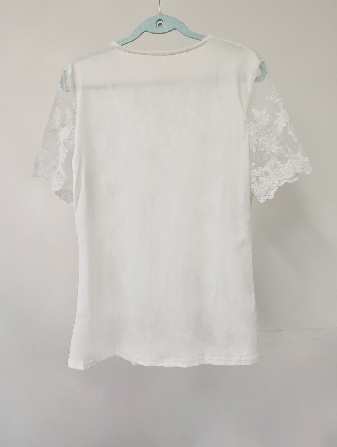 Damebluse med spidse detaljer og plissering Stilla