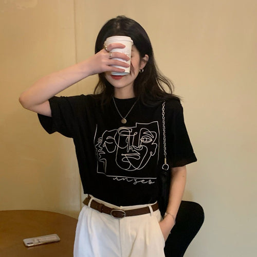 Kvinders grafisk t-shirt med moderne linjekunstdesign og afslappet pasform