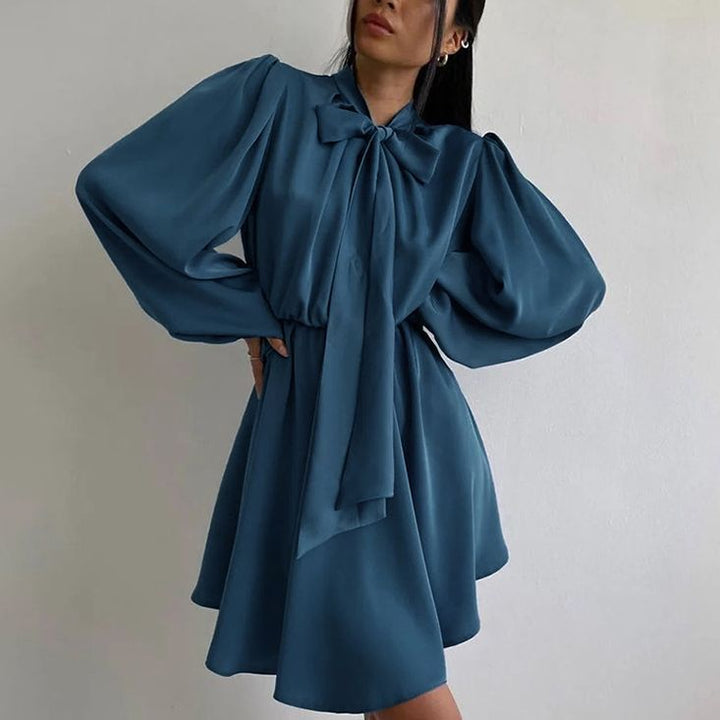 Dame Midi-kjole med elegant slipsdesign og blødt svajende kant Stilla