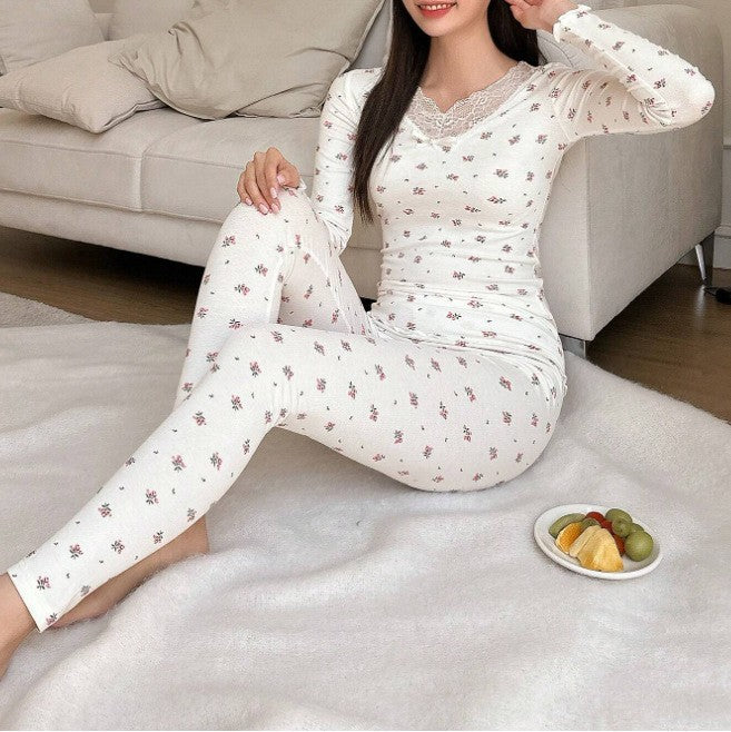 Dame pyjamasæt med sarte blomster mønstre og spids krave Stilla