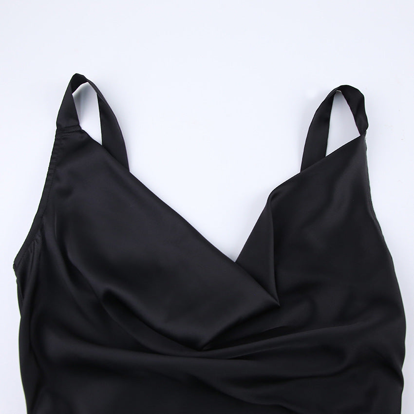 Dame maxi-kjole med elegant V-udskæring og flydende satin-finish Stilla