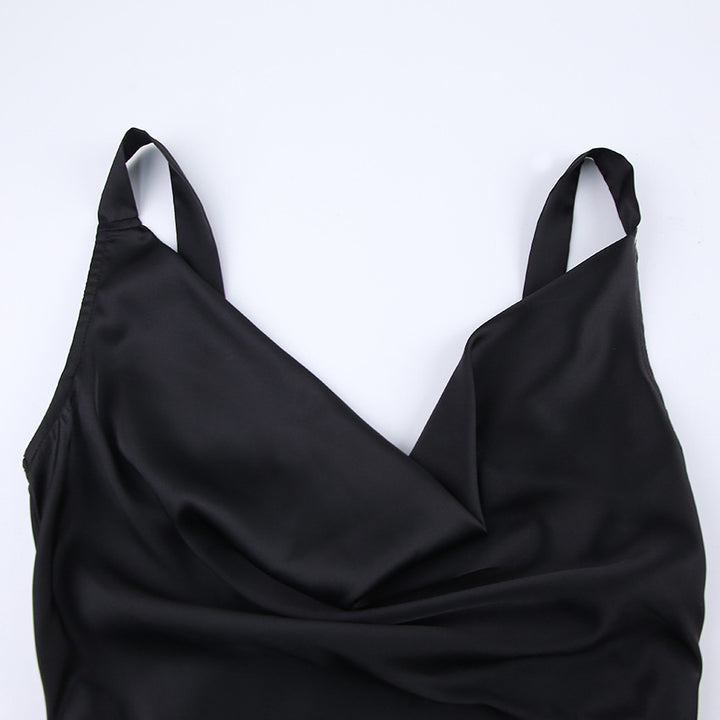 Dame maxi-kjole med elegant V-udskæring og flydende satin-finish Stilla