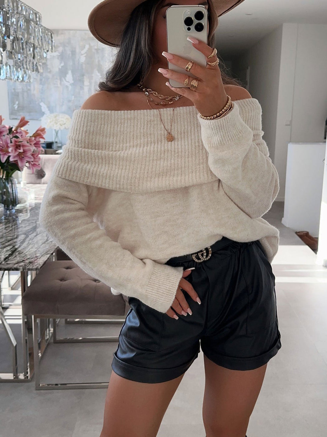 Kvinders off-shoulder sweater lavet af blødt strik med ribbede detaljer Stilla