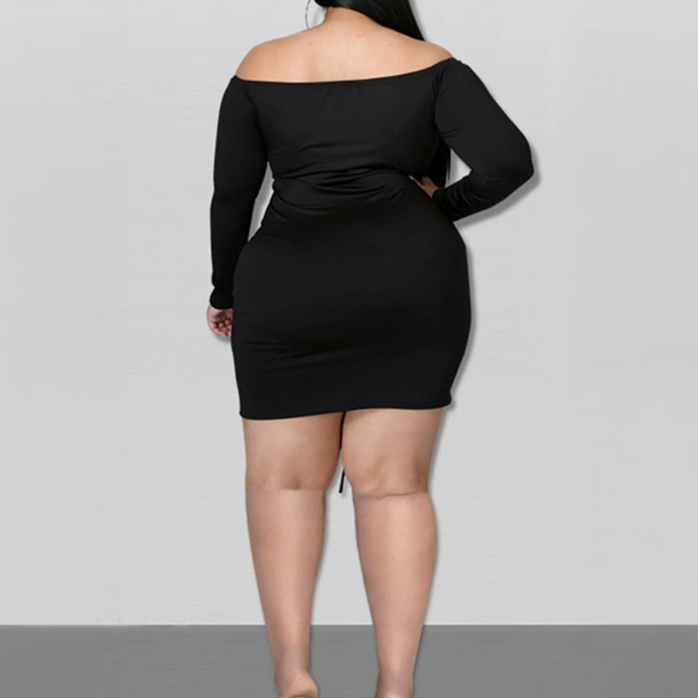 Dame tætsiddende minikjole med off-shoulder design og drapering Stilla