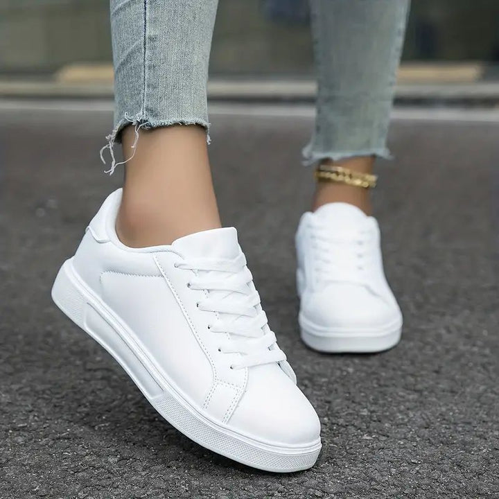 Dame nan minimalistiske sneakers i vegansk læderlook med polstret komfortsål Skovae