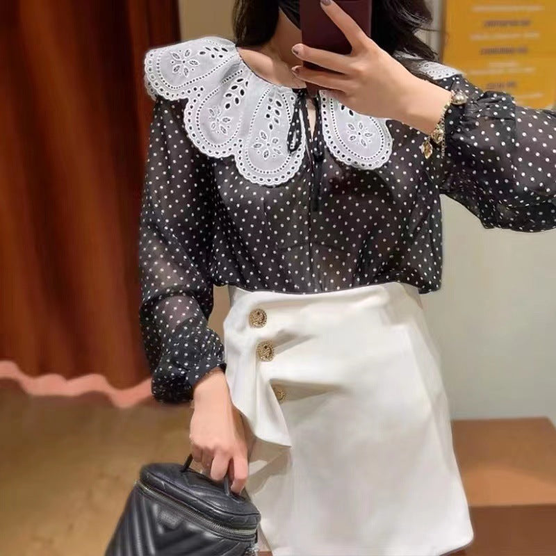 Damebluse med dekorativt spidskrave og polka-prikker Stilla