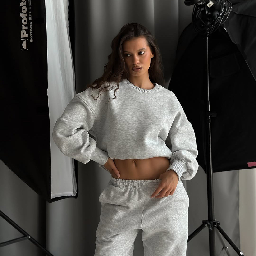 Kvinders afslappede sports loungewear sæt med cropped snit og bred ben Skovae