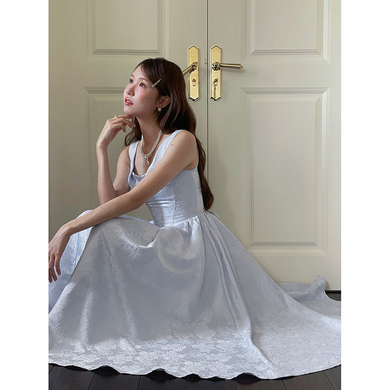 Dame elegant Maxi-kjole med raffineret blomsterdesign og svajende skørt Stilla