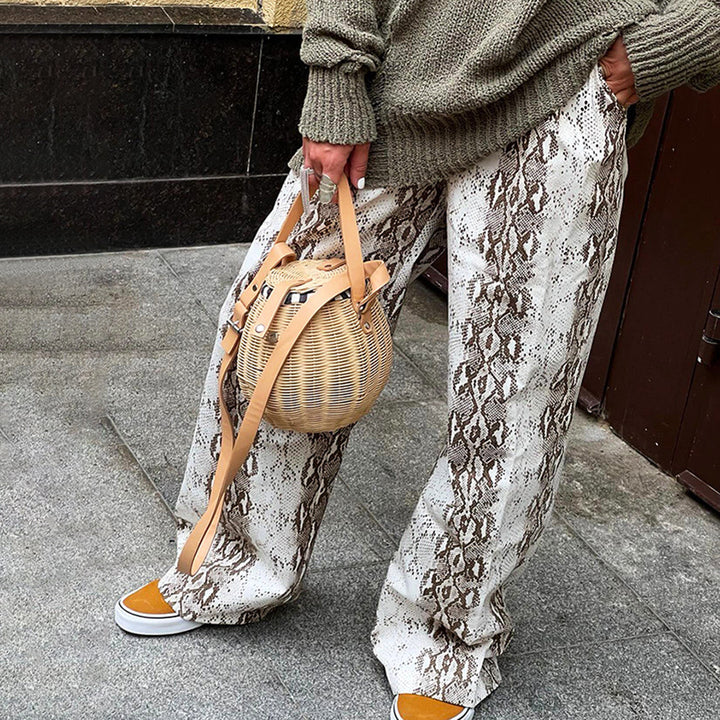 Dame buks med slangeskindslook og vidde ben Stilla