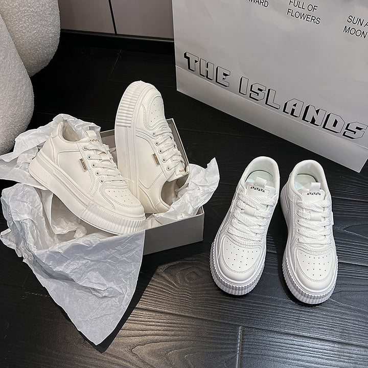 Dame Elegant Plateau-Sneaker med åndbar overfladestruktur og modeaccentuer Stilla