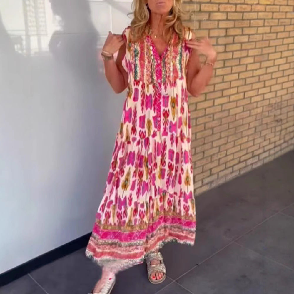Dame i flydende maxikjole i boho-stil med V-udskæring, stribet nederdel og broderet pas Skovae