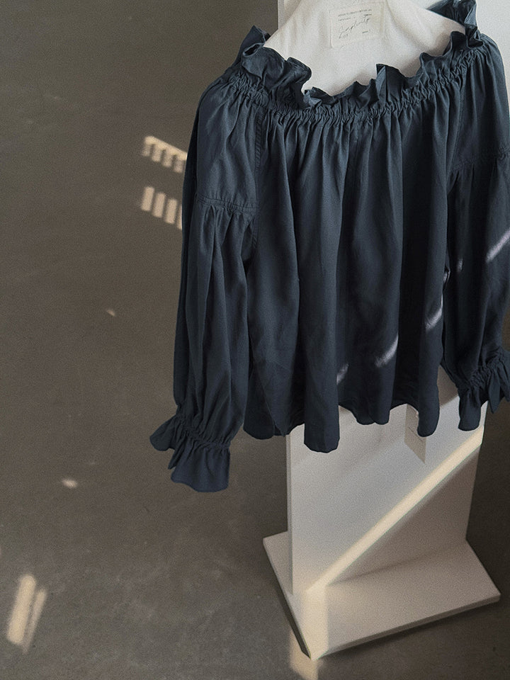 Dame Off-Shoulder Bluse med ruffle detaljer og perfekt pasform Stilla