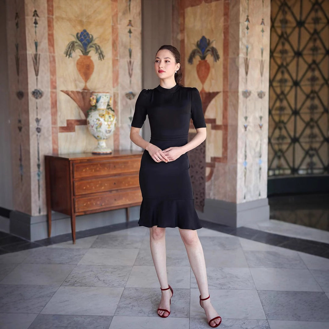 Dame Etuikjole med elegant stålkrave og feminin flæse ved kanten Stilla